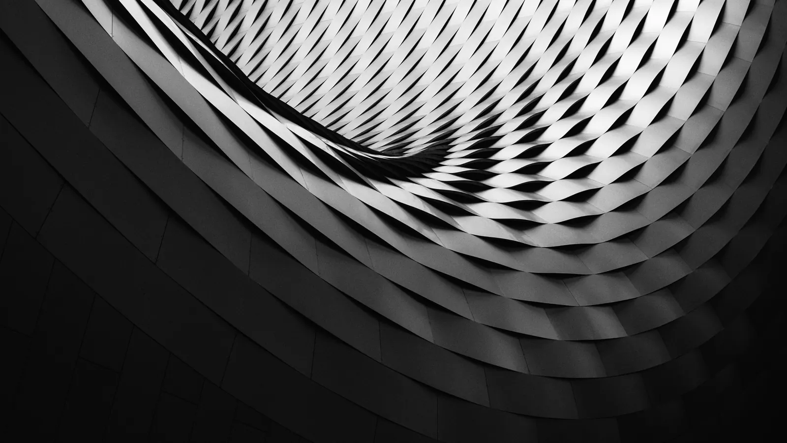 黑白螺旋状的抽象建筑结构