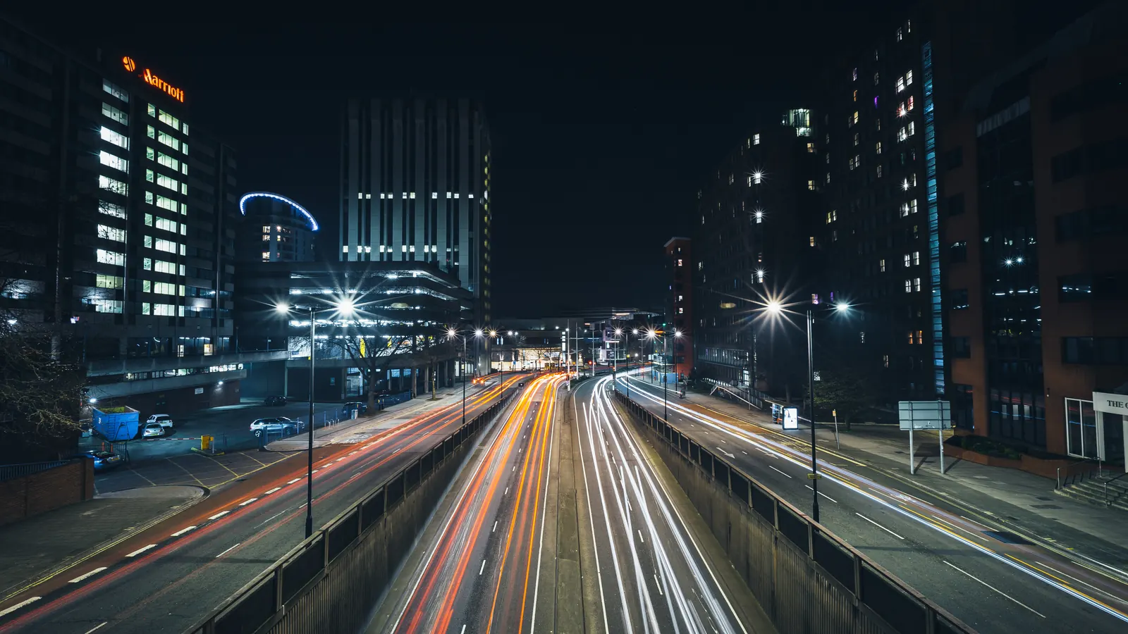 夜晚城市道路上的车流光轨，象征高速传输的数据流